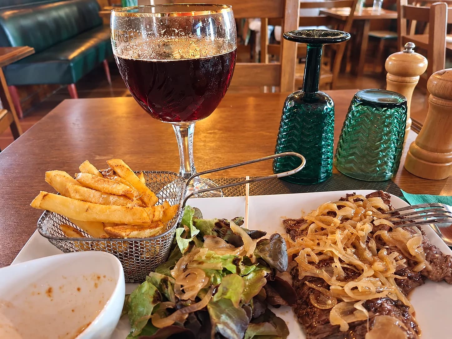 Entrecôte, oignons et frites