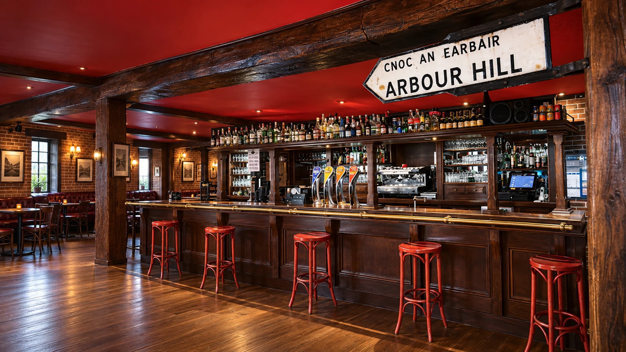 Comptoir en bois du pub Le Saint Patrick
